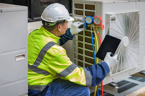 Professional Hvac Maintenance technician working in Des Plaines, IL